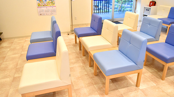 あおぞら薬局　問屋町店の待合スペース