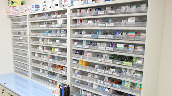 大手薬局　花園店の薬棚