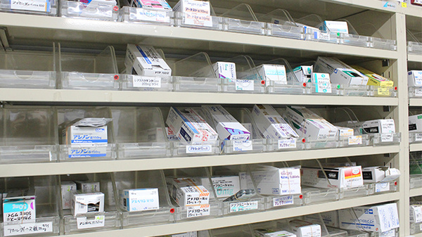 中川薬局　田端店の薬棚