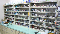 有限会社至誠堂薬局の薬棚