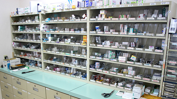 有限会社至誠堂薬局の薬棚