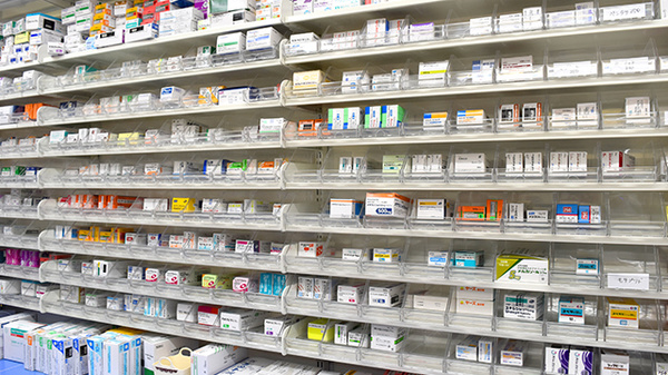 杏林堂薬局　有玉南町店の薬棚