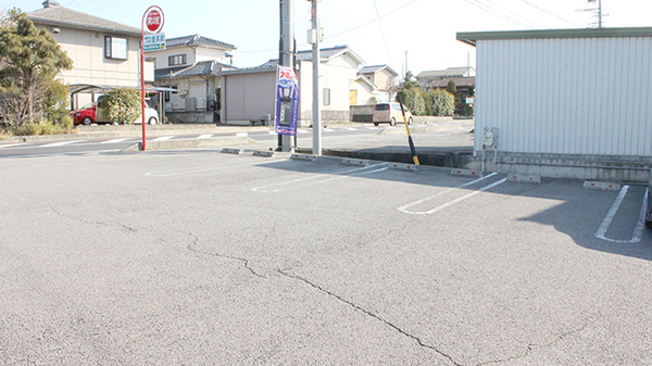神畑薬局の駐車場