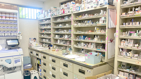 七里薬局の薬棚