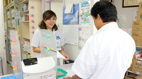 来間調剤薬局の作業風景