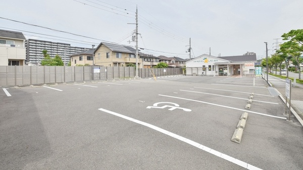 レモン薬局欽明台店の駐車場