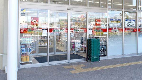 スギ薬局　フレスポ桶川店の入口