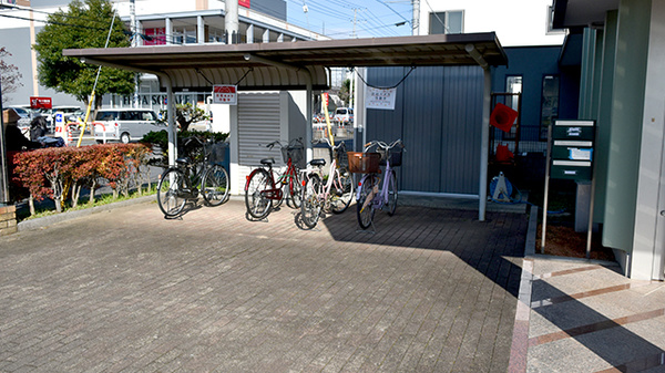 鈴木薬局　岩槻店の駐輪場