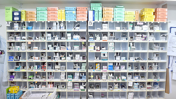稲垣薬局　新サンロード店の薬棚