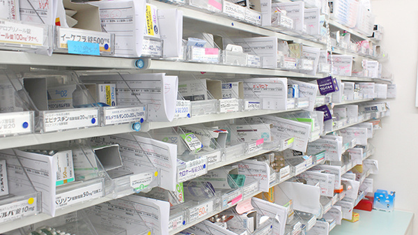 かもめ薬局伊勢原店の薬棚