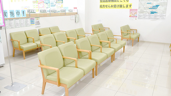 スギ薬局　北上尾店の待合スペース