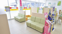 スギ薬局　蘇原店の待合スペース