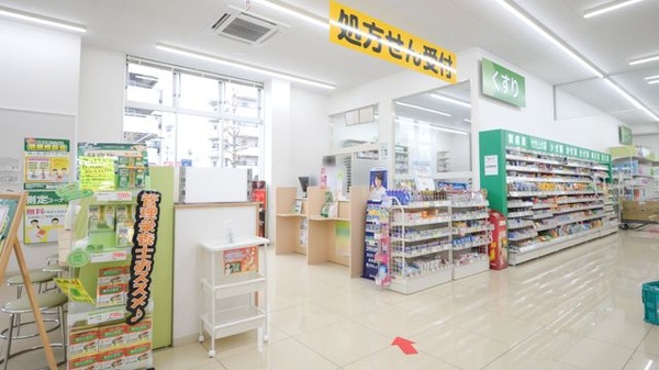 スギ薬局　比良店の入口