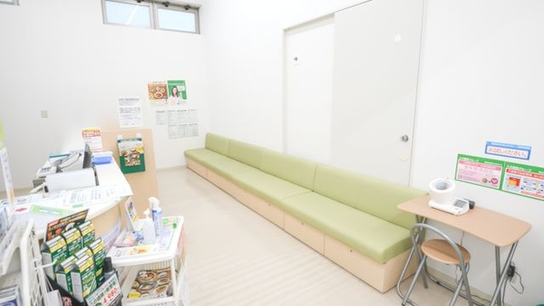 スギ薬局　大須西店の待合スペース