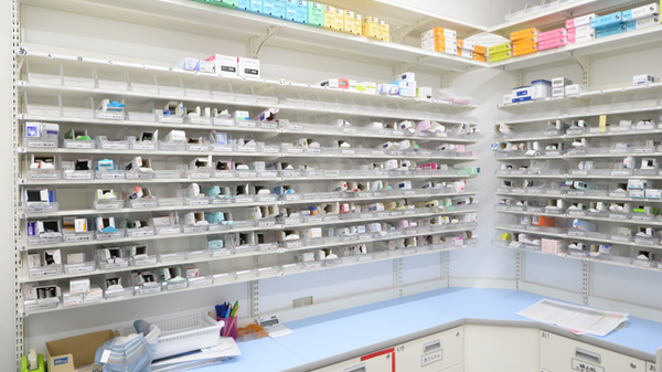 スギ薬局　大須西店の薬棚