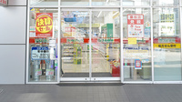 スギ薬局　千葉駅西口店の入口