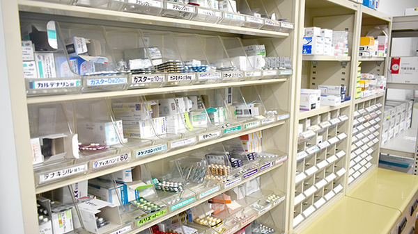 コーセー薬局真亀店の薬棚