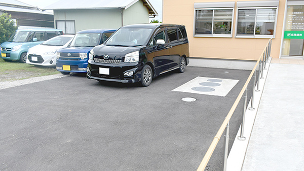 コーセー薬局真亀店の駐車場