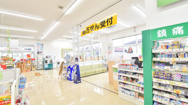 スギ薬局　南京終町店の入口