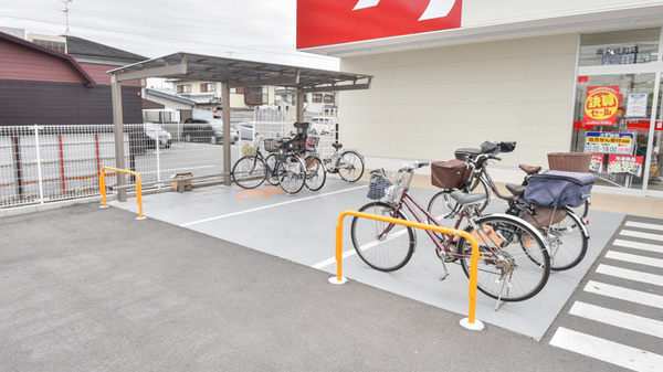 スギ薬局　南京終町店の駐輪場