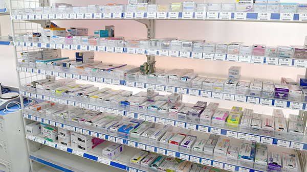モリ薬局筥松店の薬棚