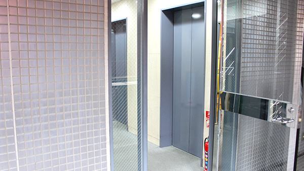 みらくる薬局　新宿三丁目店のエレベーター