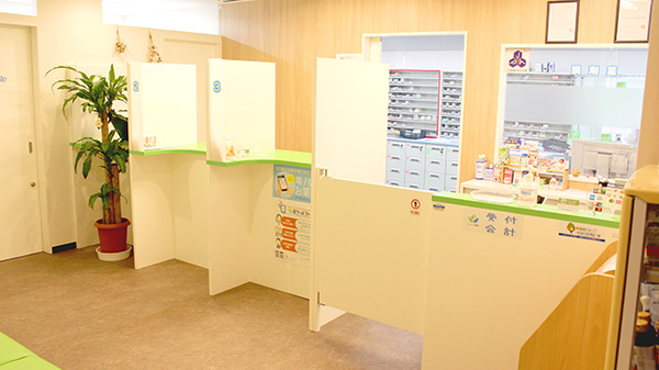 みらくる薬局　新宿三丁目店の受付/カウンター
