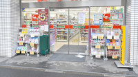 スギ薬局　巣鴨駅前店の入口