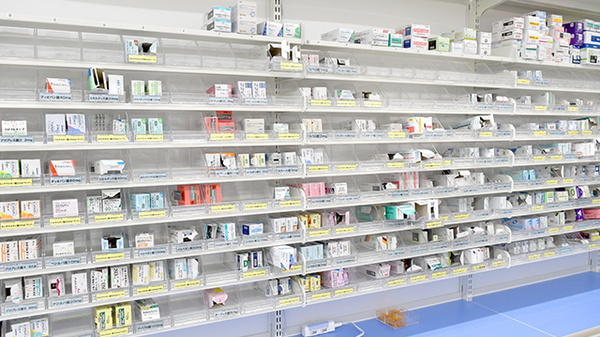 スギ薬局　巣鴨駅前店の薬棚