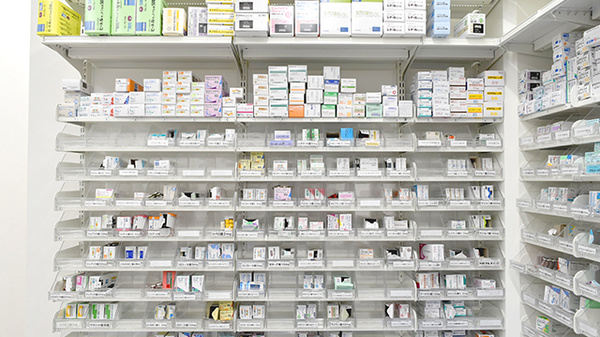 スギ薬局　駒込店の薬棚