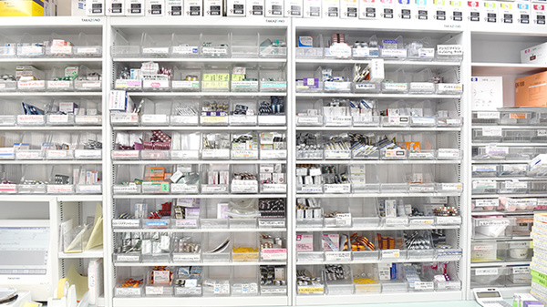 ダルマ薬局西新井店の薬棚