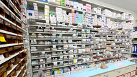 スギ薬局　枚方市駅前店の薬棚