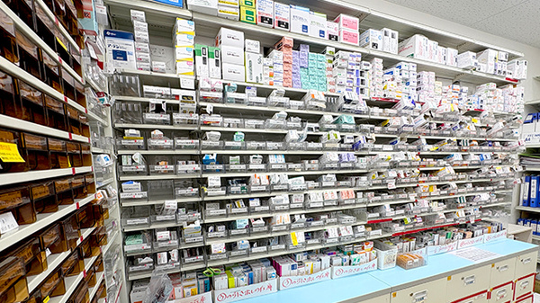 スギ薬局　枚方市駅前店の薬棚