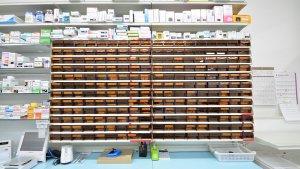 スギ薬局　門真店の薬棚