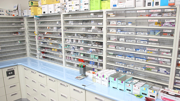中央調剤薬局　篠田支店の薬棚