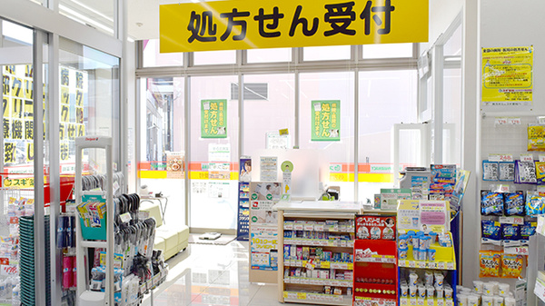 スギ薬局　ベルクスタウン草加谷塚店の入口
