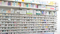 スギ薬局　ベルクスタウン草加谷塚店の薬棚