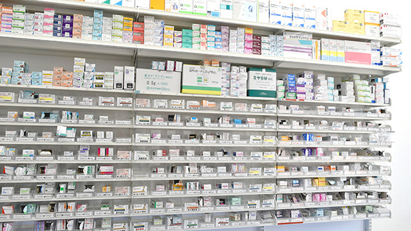 スギ薬局　ベルクスタウン草加谷塚店の薬棚