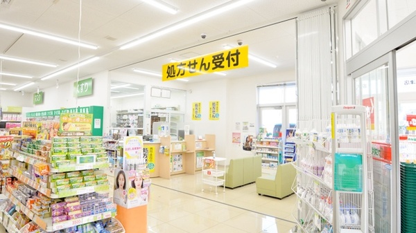 スギ薬局　中津店の入口