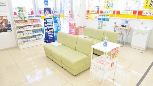 スギ薬局　中津店の待合スペース