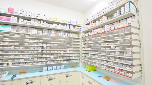 スギ薬局　中津店の薬棚