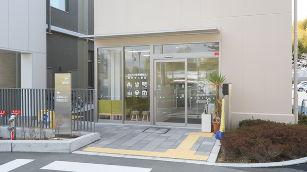 そうごう薬局　茨木豊川店の入口