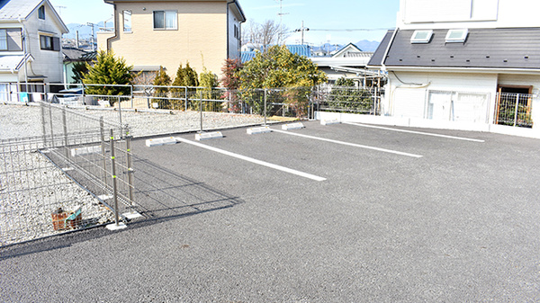 どんぐり薬局厚木店の駐車場