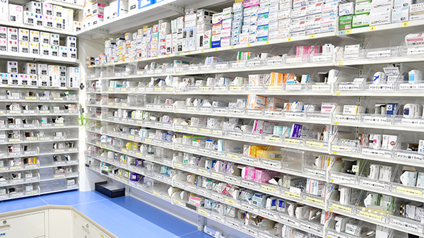 スギ薬局　港南中央店の薬棚