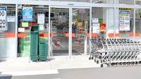 スギ薬局　南加瀬店の入口