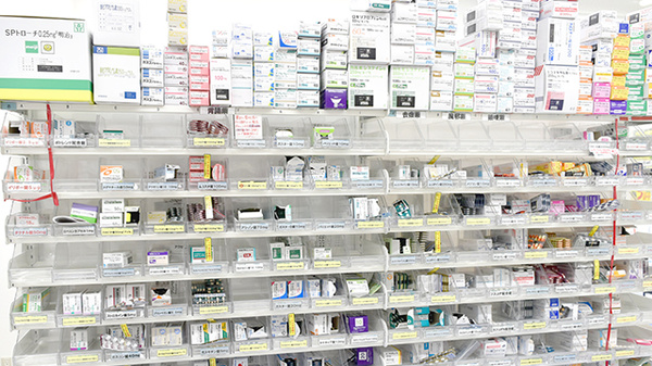 スギ薬局　宮崎台店の薬棚