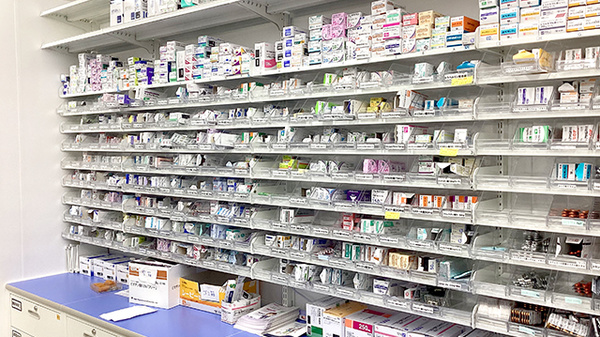 スギ薬局　赤坂見附南店の薬棚