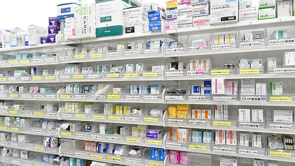 スギ薬局　新宿御苑店の薬棚