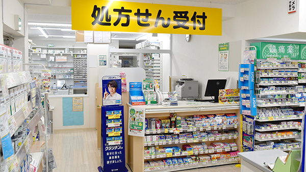 スギ薬局　新宿二丁目店の入口