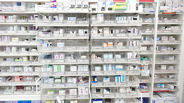 スギ薬局　原宿店の薬棚